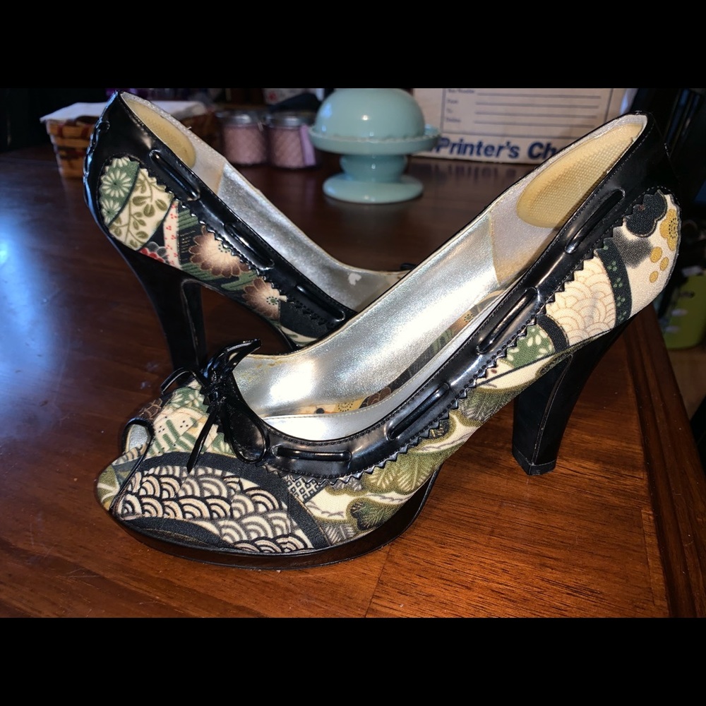 Unlisted by Kenneth Cole Fabric Corset Pumps